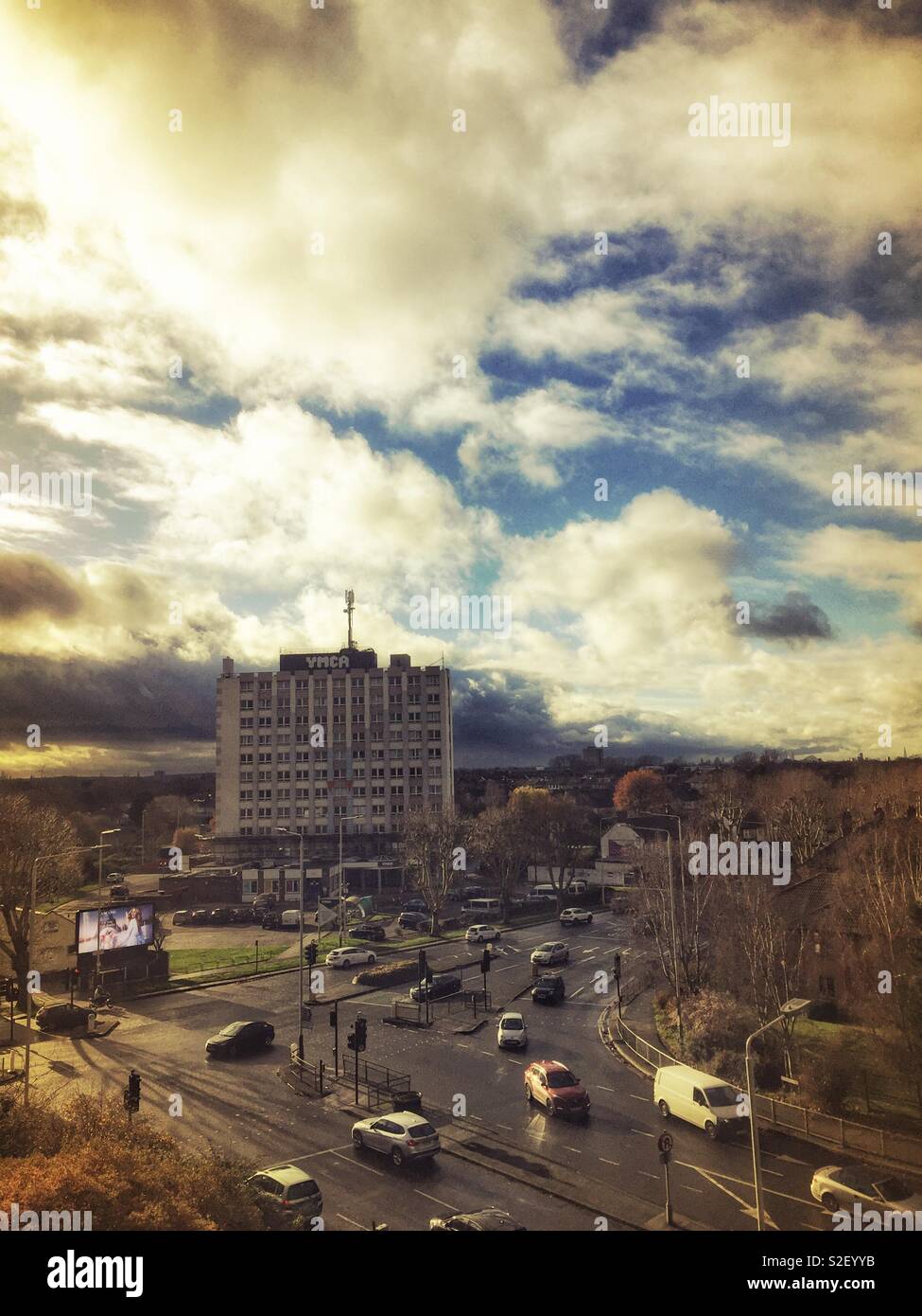 YMCA a Romford, Essex. Occupato il traffico della strada e un cielo atmosferica. - Immagine stock catturata con smartphone