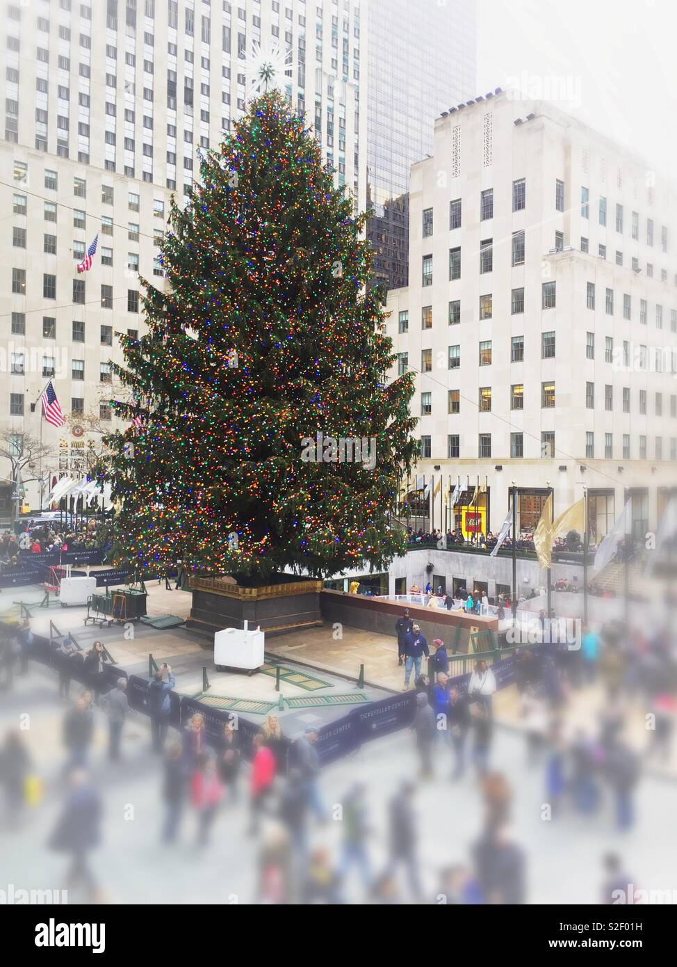 Il gigantesco albero di Natale al Rockefeller Center, Fifth Avenue, New York City, Stati Uniti - Immagine stock catturata con smartphone