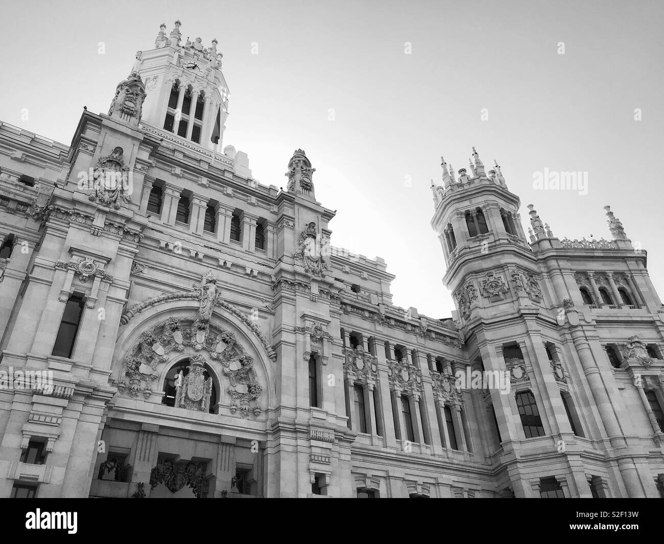 Una vista esterna dell'imponente Palacio de Cibeles o Palazzo della comunicazione nel centro di Madrid, Spagna. Questo edificio ospita il Consiglio Comunale e il Sindaco di Office. Foto © COLIN HOSKINS. Foto Stock