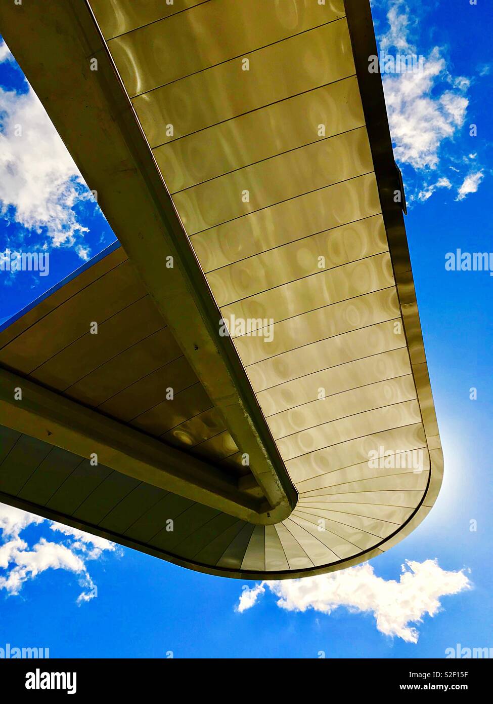 Costruzioni di metallo contro il cielo - Immagine stock catturata con smartphone