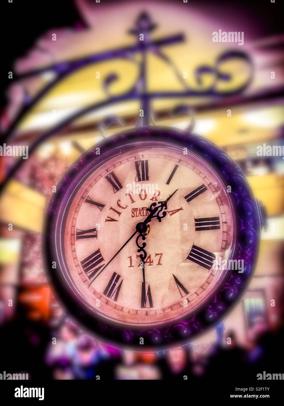 Molto vecchio orologio in una lobby pubblica - Immagine stock catturata con smartphone