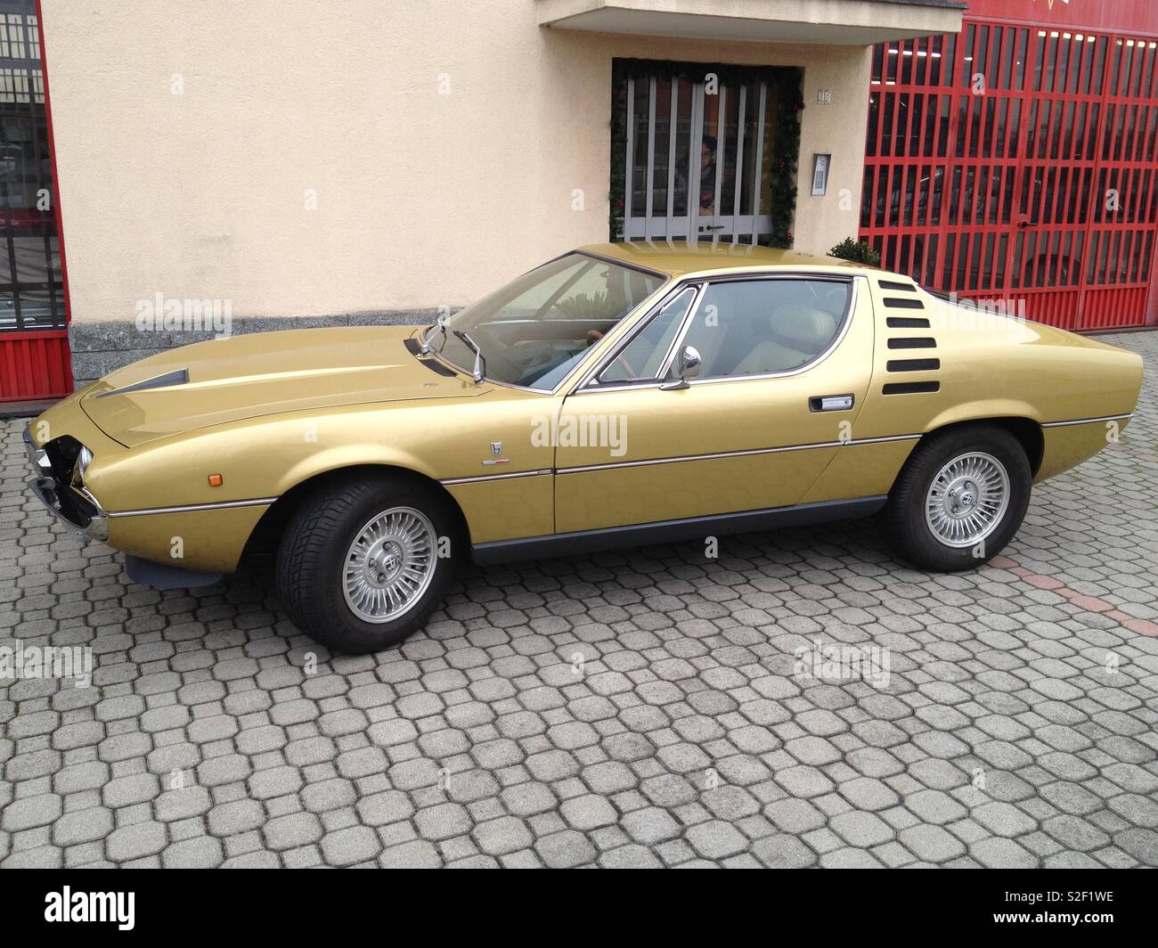 Alfa Romeo Montreal in Milano - Immagine stock catturata con smartphone