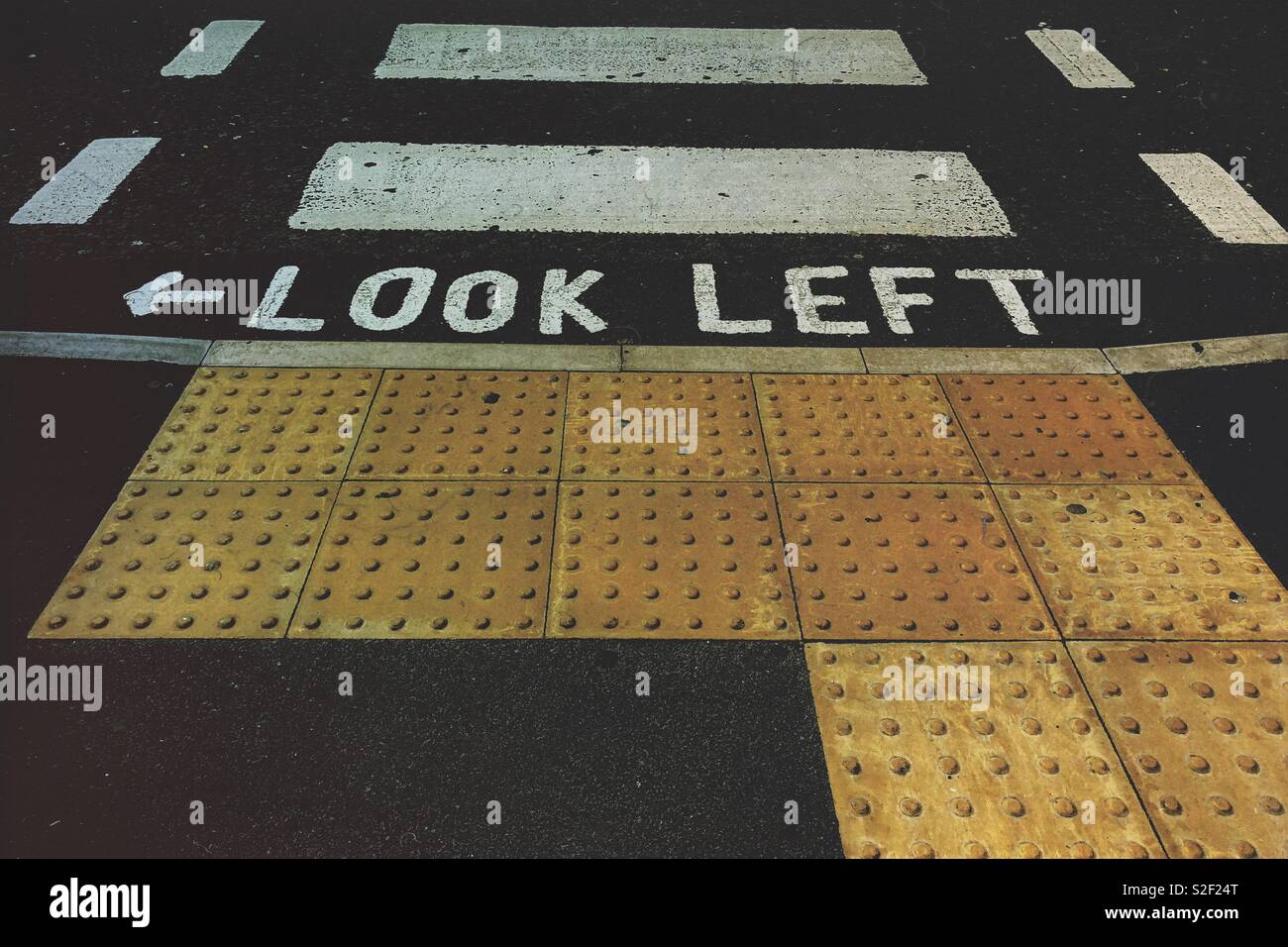 Guardare a sinistra attenzione a un attraversamento pedonale in Inghilterra Foto Stock