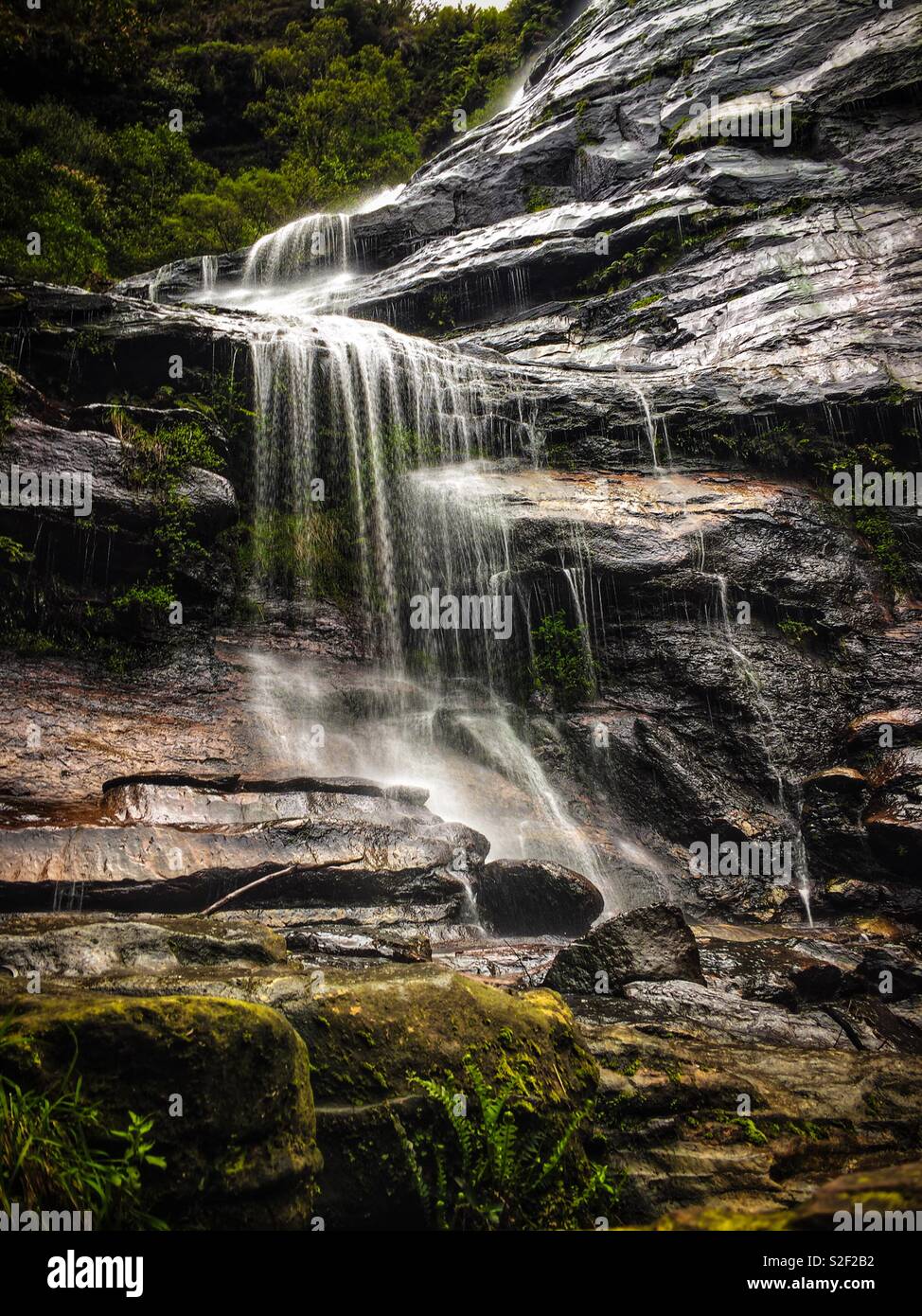 La base di Bridal Veil Falls, il Parco Nazionale Blue Mountains, NSW, Australia - Immagine stock catturata con smartphone