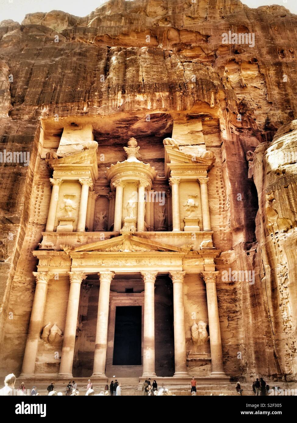 Il Tesoro, Petra, Giordania. Il Rosato Rosso città scavata dagli antichi Nabataeans. Foto Stock