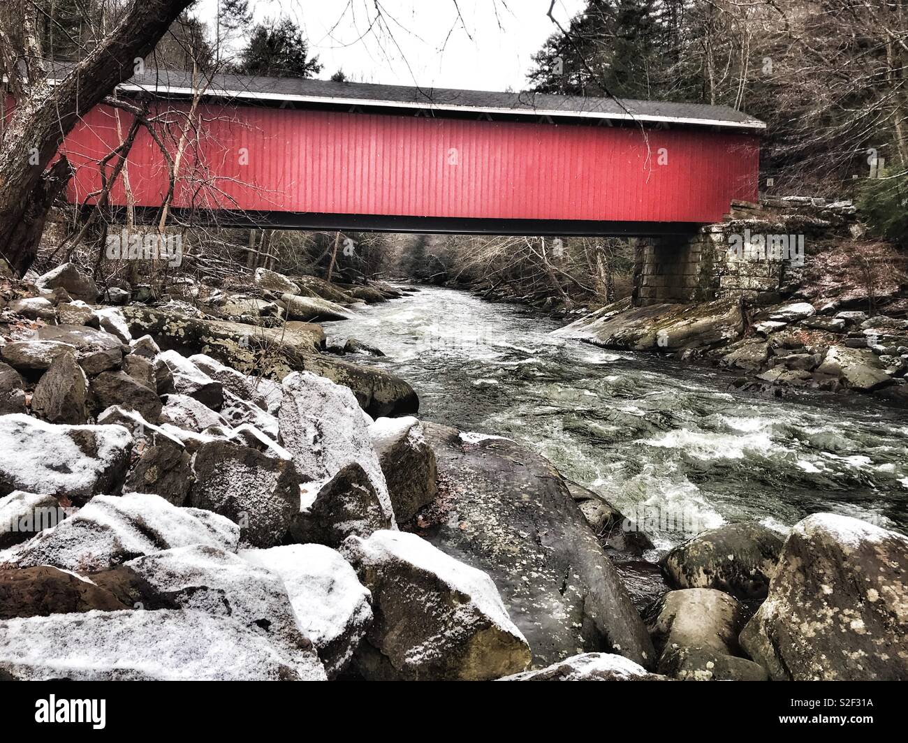 Rosso ponte coperto in un giorno d'inverno. Foto Stock