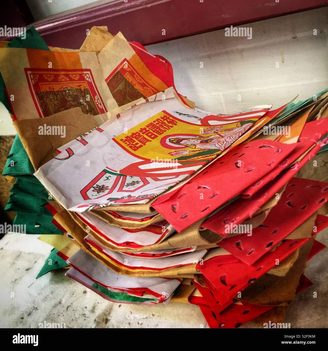 Joss carta, o 'ghost denaro", attende di essere bruciato come offerta agli antenati al di fuori dell'Hung Shing Tempio a Wan Chai, Isola di Hong Kong - Immagine stock catturata con smartphone