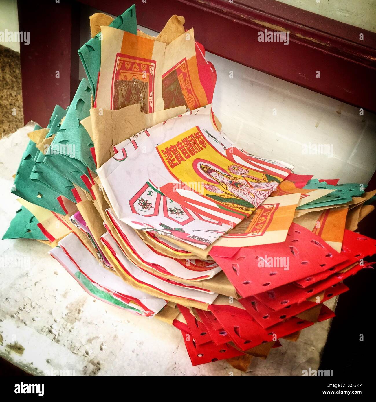 Joss carta, o 'ghost denaro", attende di essere bruciato come offerta agli antenati al di fuori dell'Hung Shing Tempio a Wan Chai, Isola di Hong Kong - Immagine stock catturata con smartphone