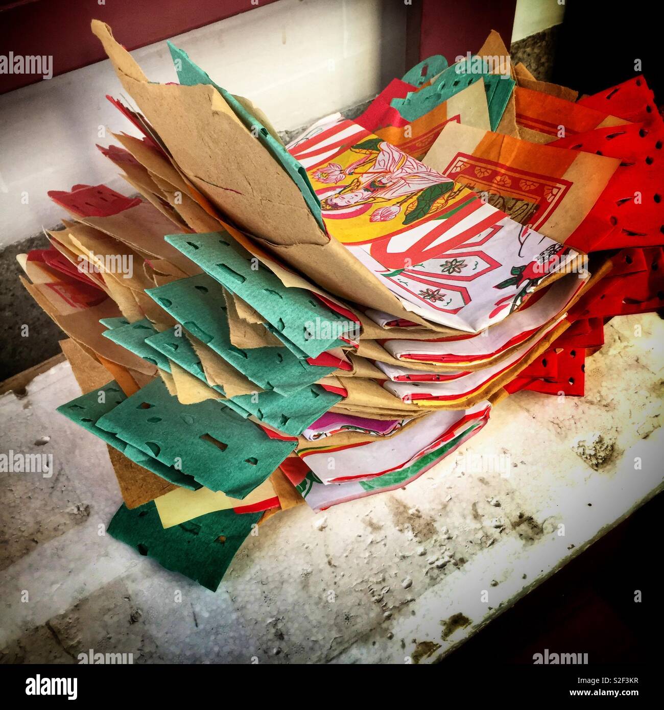 Joss carta, o 'ghost denaro", attende di essere bruciato come offerta agli antenati al di fuori dell'Hung Shing Tempio a Wan Chai, Isola di Hong Kong - Immagine stock catturata con smartphone