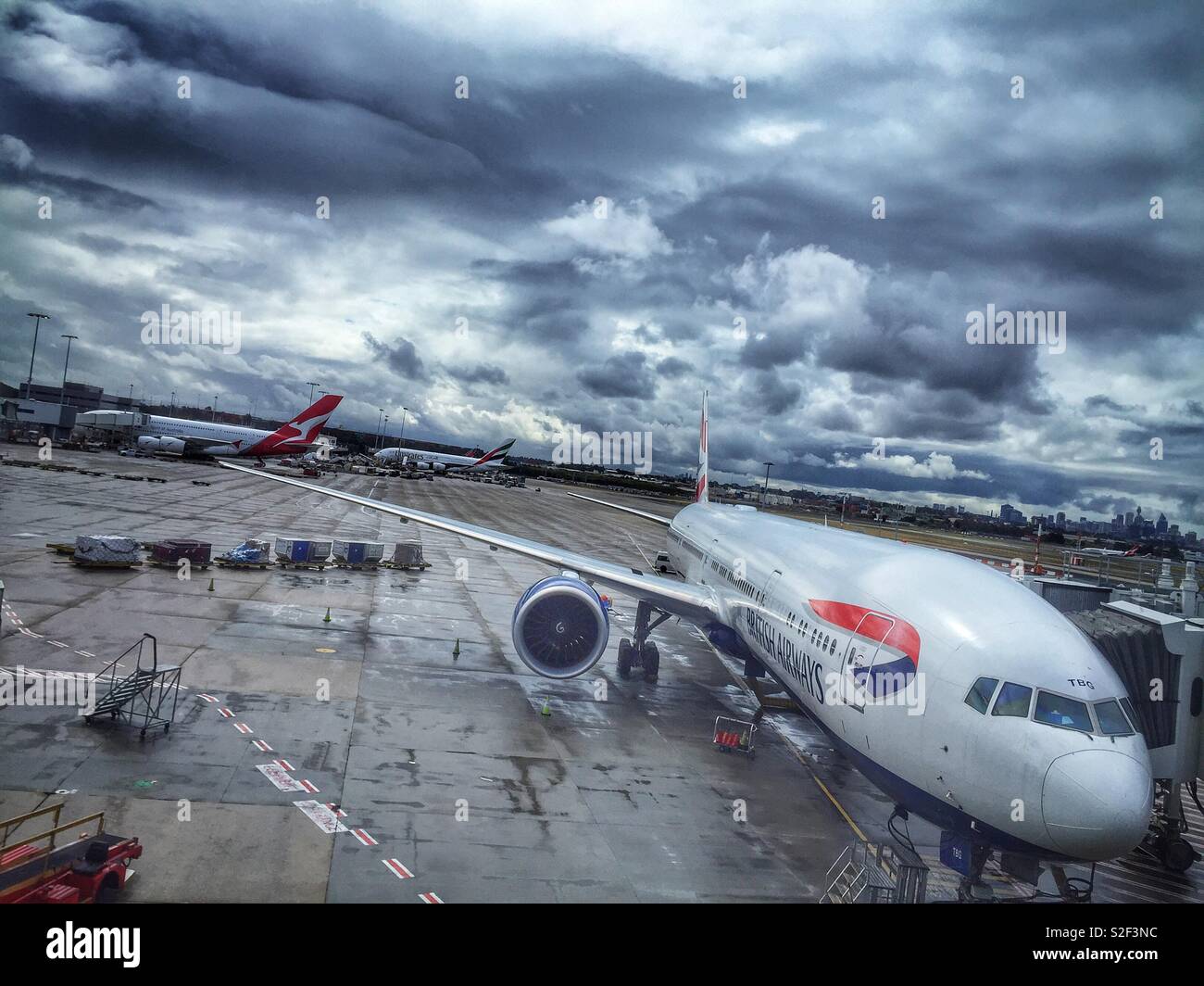 Un British Airways Boeing 777 sul piazzale dell'Aeroporto Kingsford Smith di Sydney, NSW, Australia Foto Stock