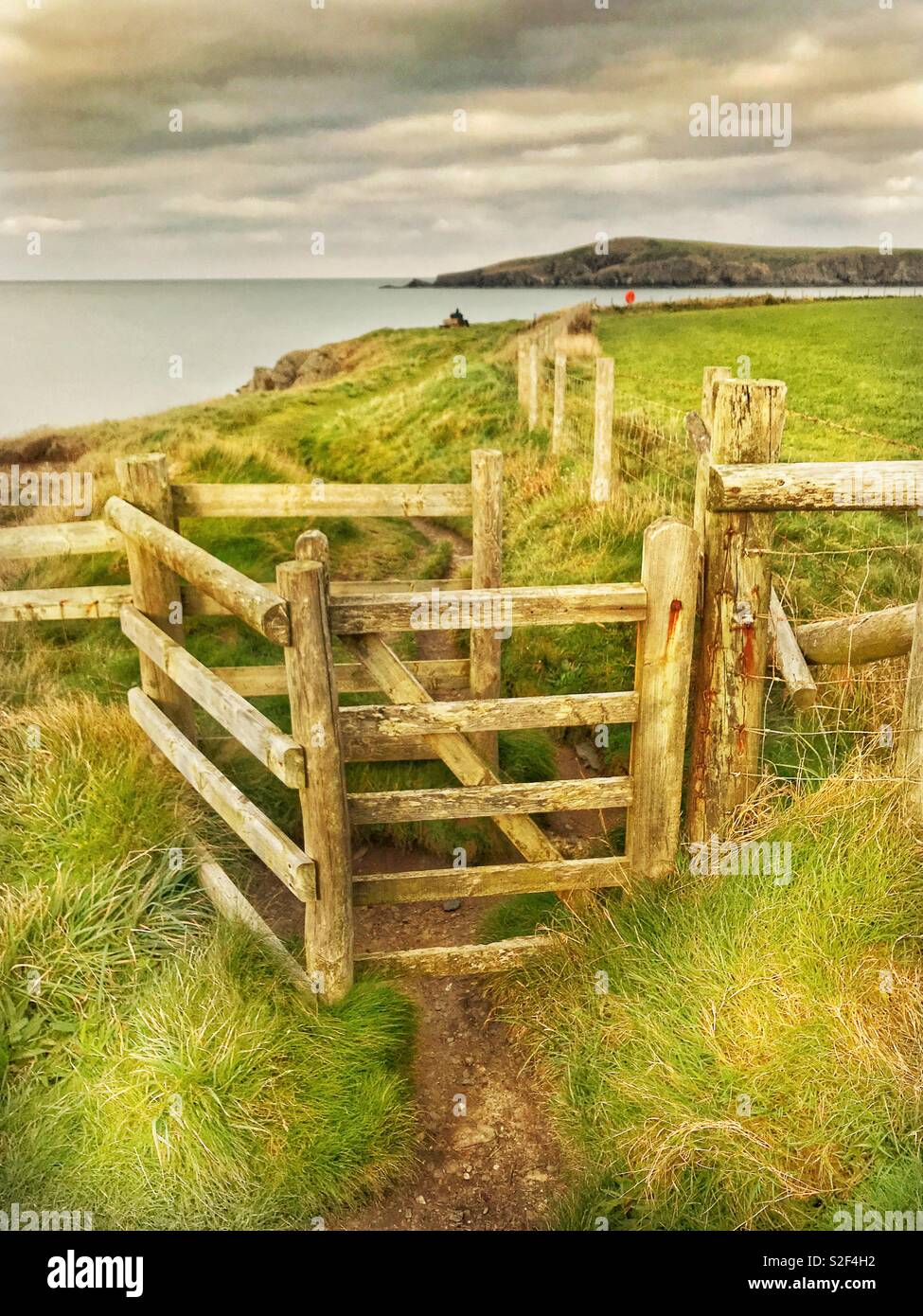 Cancello in legno su un sentiero costiero Foto Stock