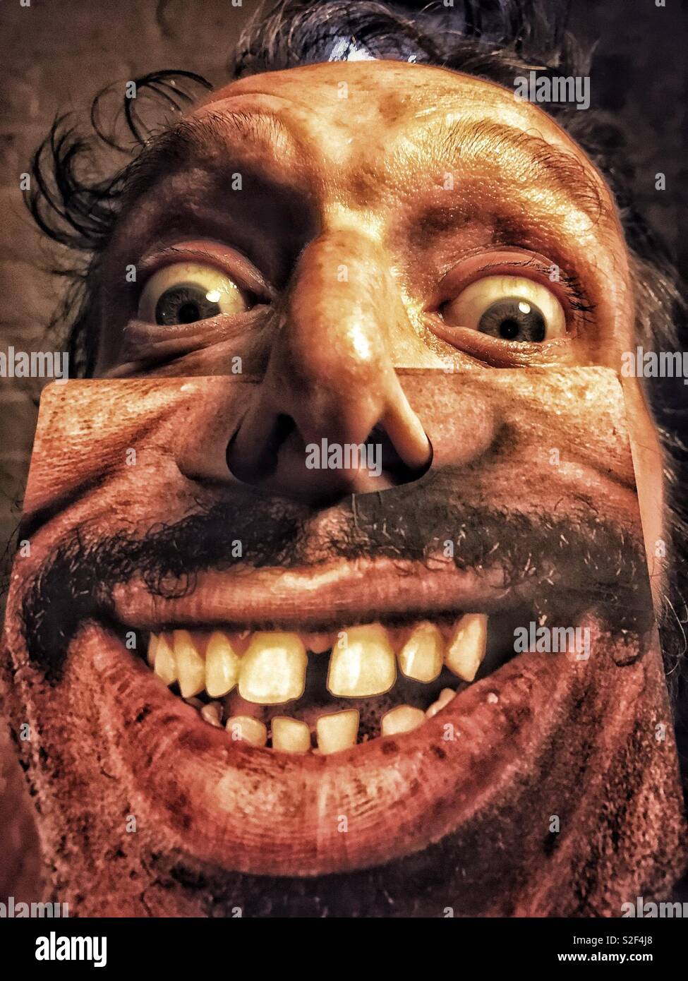 Crazy il volto dell'uomo con un grande sorriso goofy mask Foto Stock