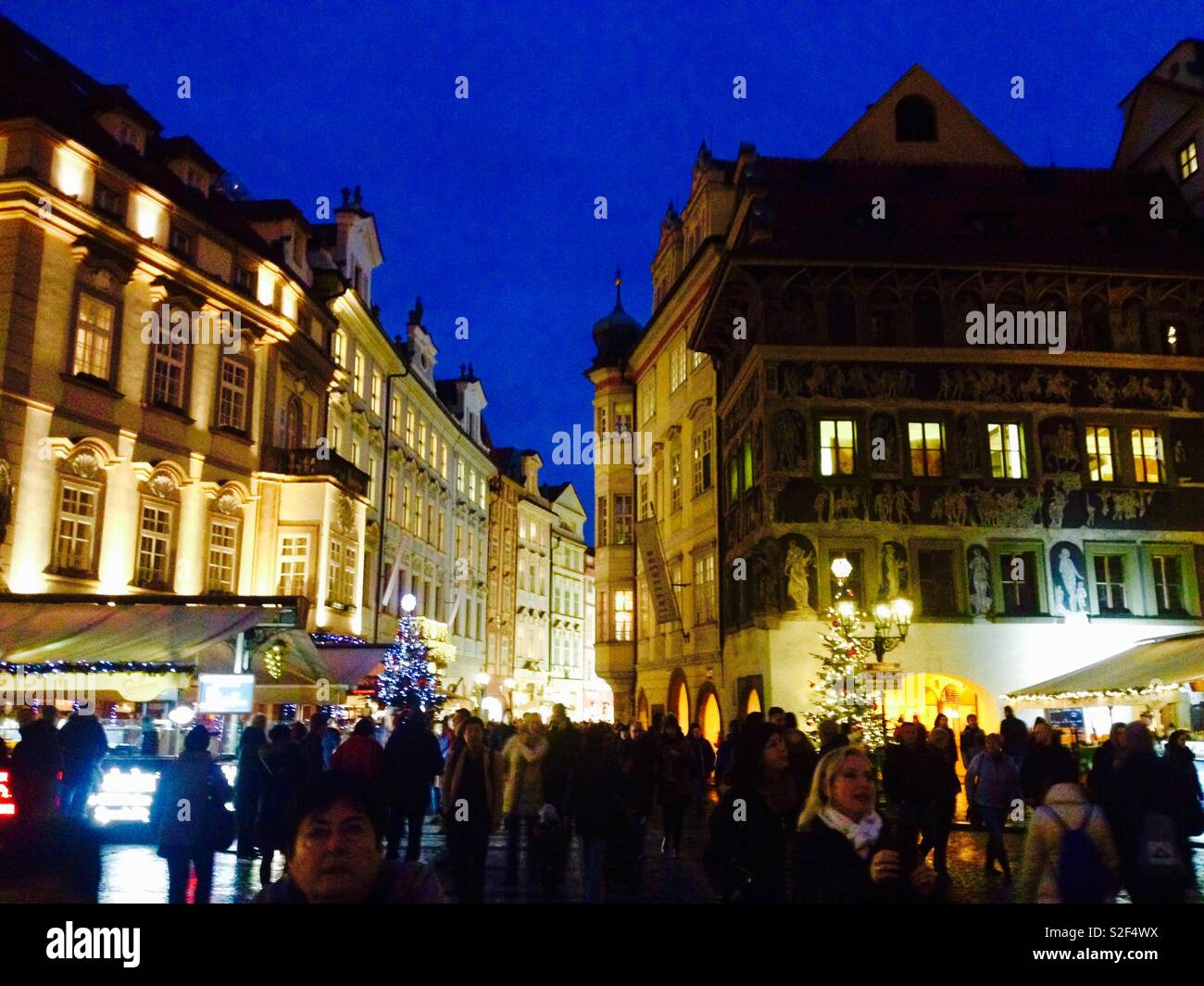 Affollato il mercatino di Natale a Praga al crepuscolo - Immagine stock catturata con smartphone