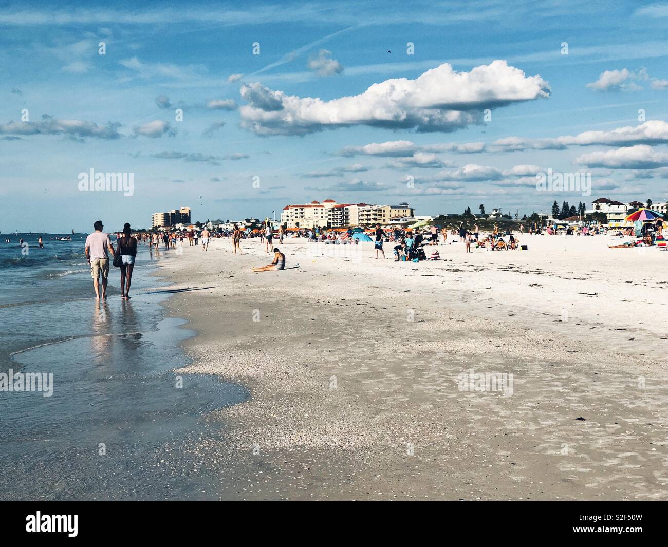 Le persone che si godono la spiaggia di sabbia bianca di Clearwater Beach in Florida in novembre Foto Stock