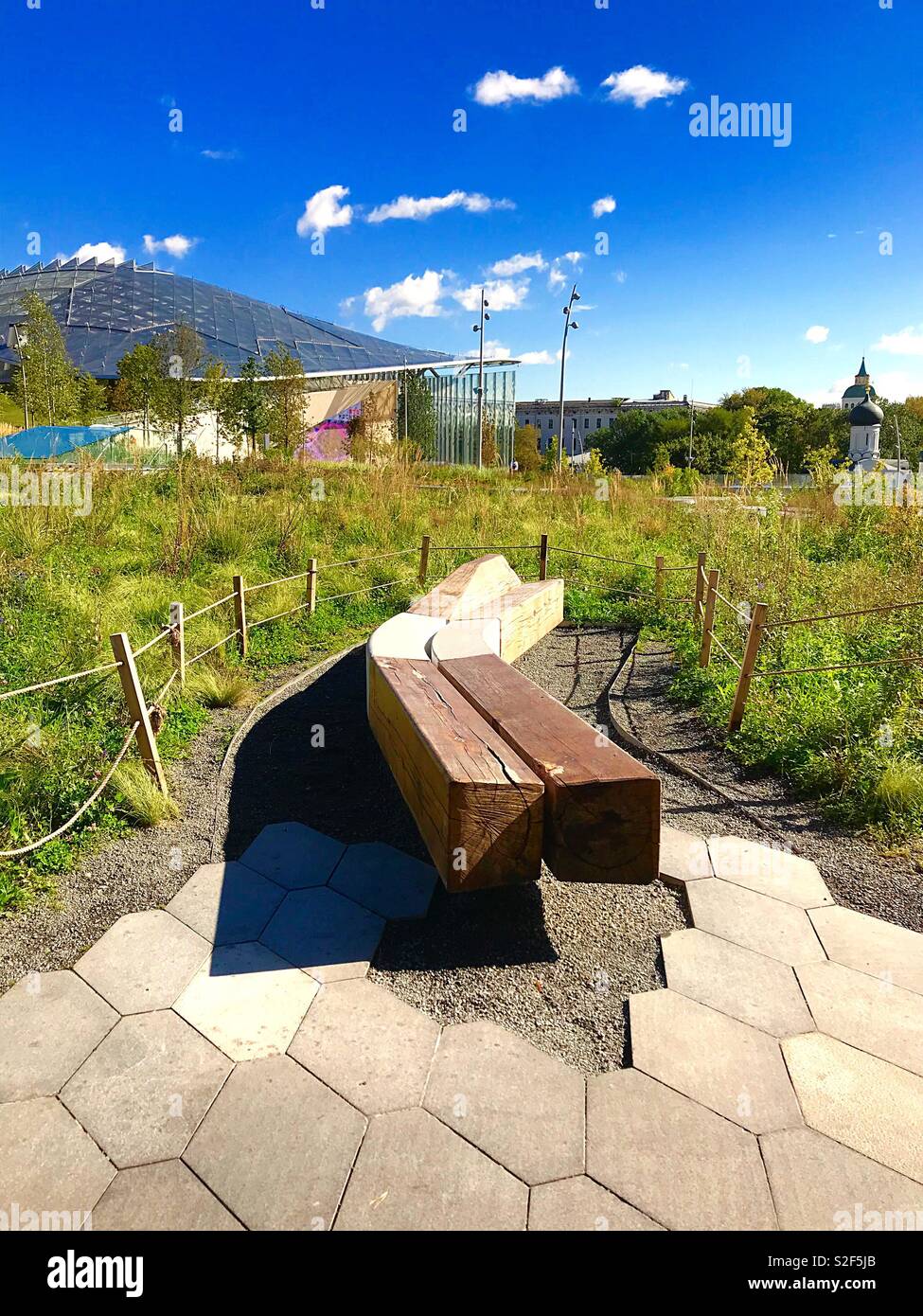 Luogo di riposo nel parco - Immagine stock catturata con smartphone