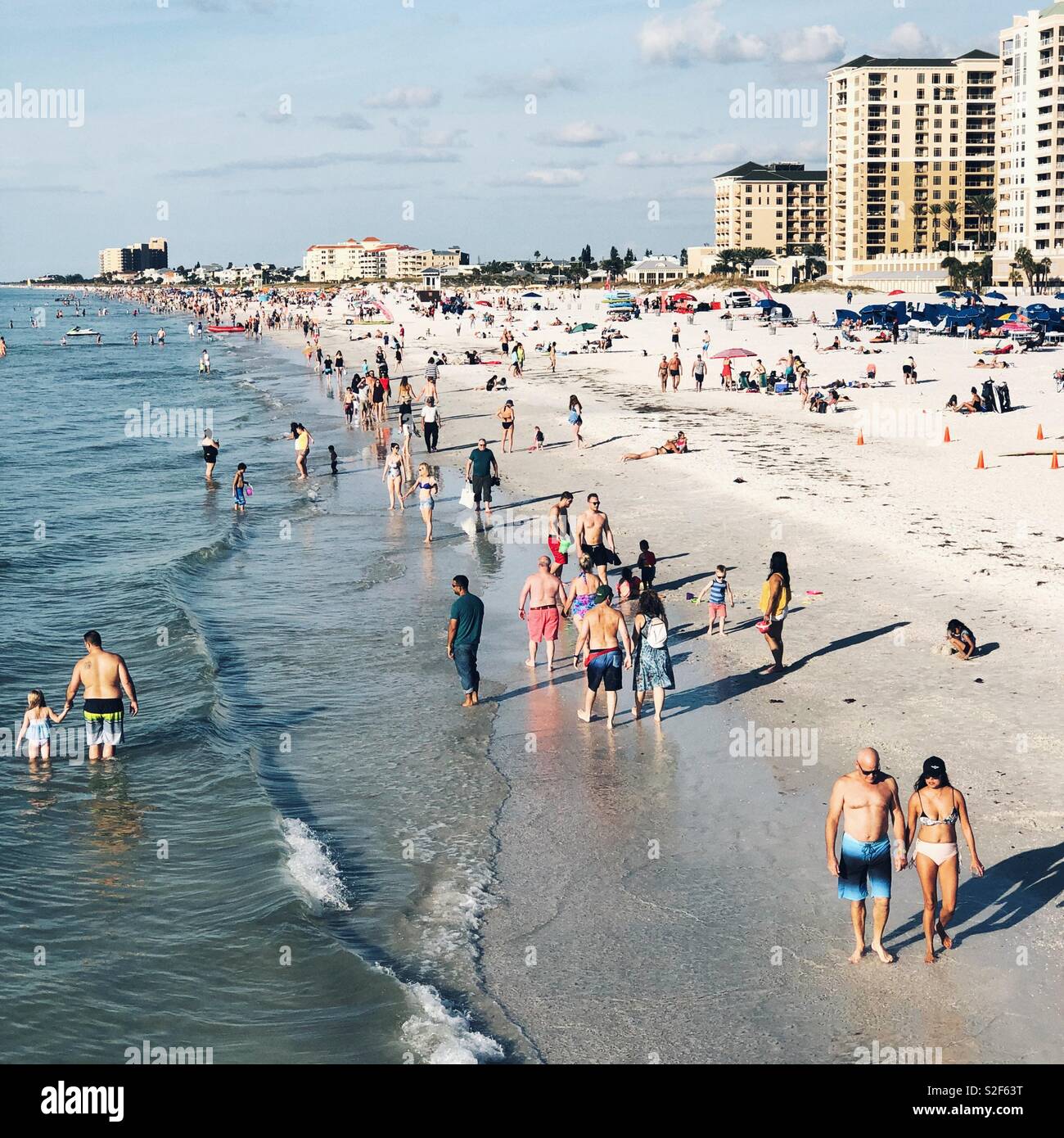 Una fantastica spiaggia di sabbia bianca di Clearwater Beach in Florida attrae molti vacanzieri Foto Stock