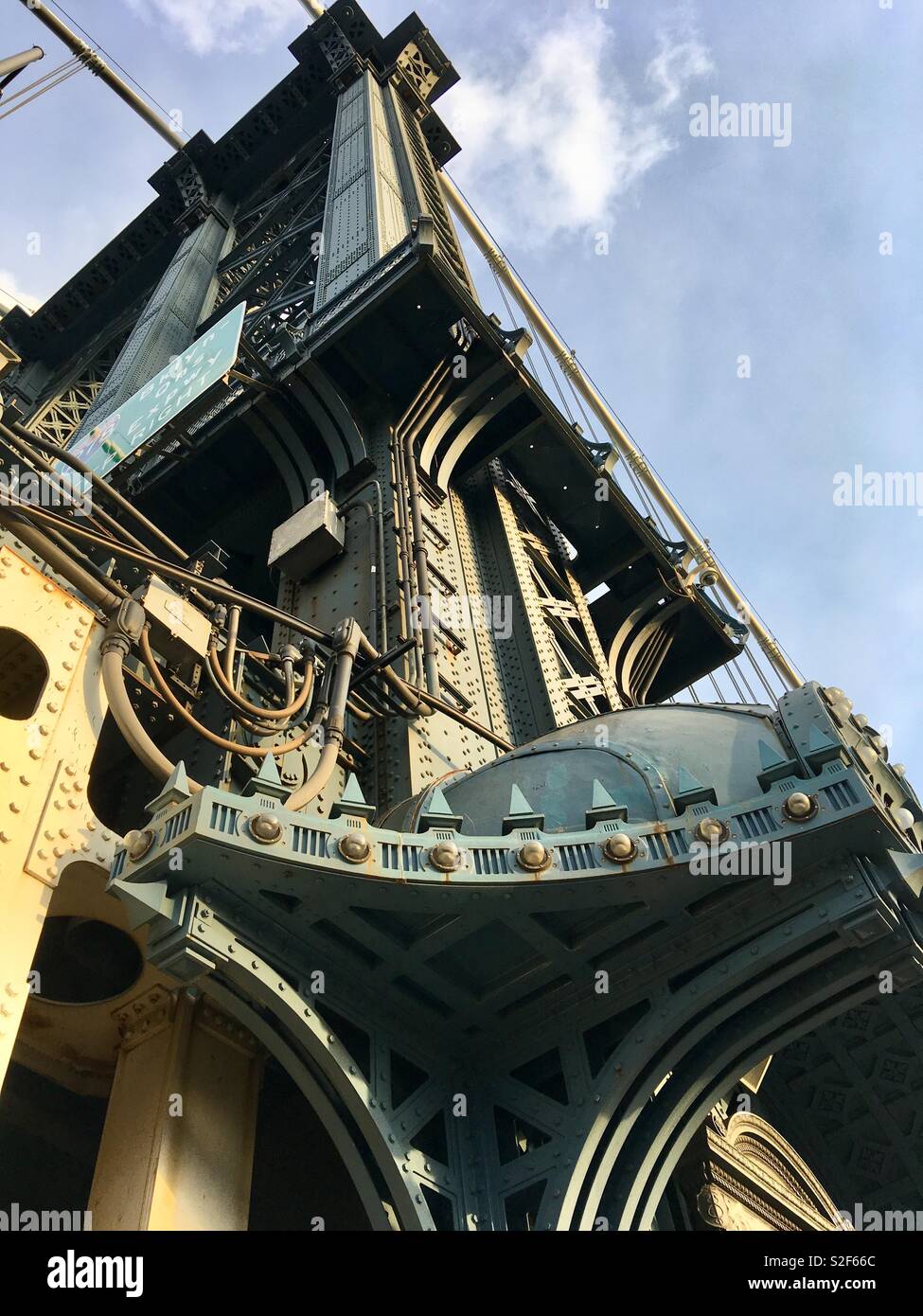 Manhattan Bridge, New York, costruito 1901-10. Ghisa. - Immagine stock catturata con smartphone