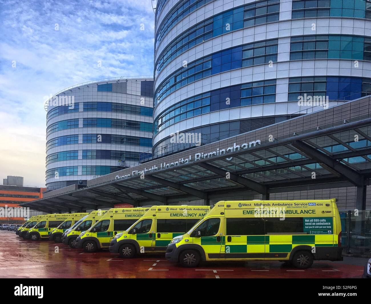 Queen Elizabeth Hospital di Birmingham e ambulanze Foto Stock