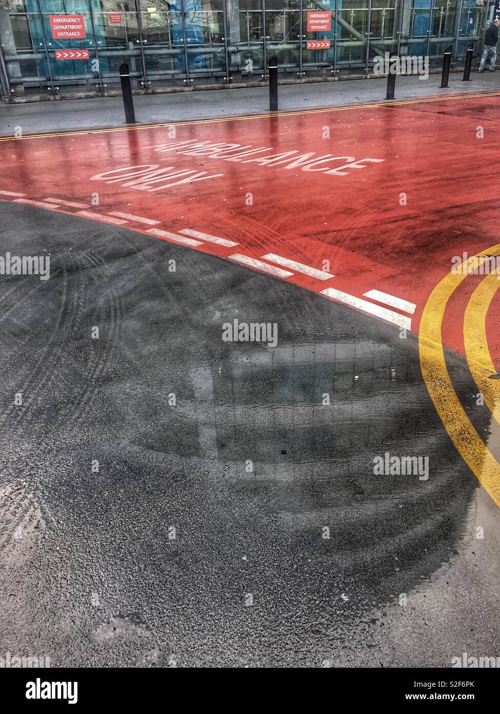 La riflessione di Queen Elizabeth Hospital vicino area ambulanza Birmingham Foto Stock