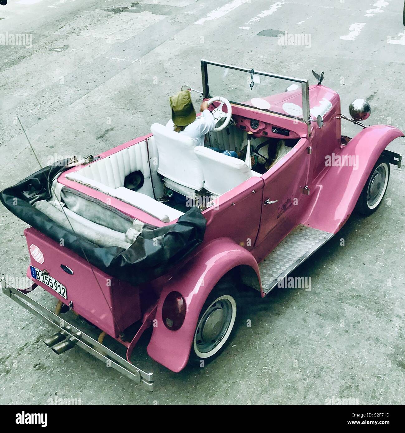 Un classico Rosa Ford Cabriolet con il bird ornamento del cofano in condizioni immacolate, vista dentro e fuori, guardandosi intorno con il tetto verso il basso nel centro della città di Havana Cuba Foto Stock