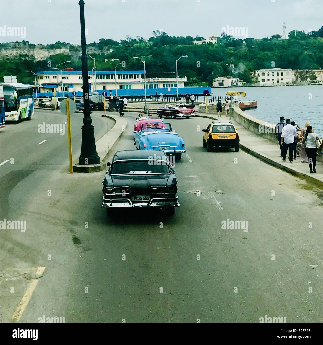 Splendide vetture classiche bloccati nel traffico lungo il lungomare di Havana Cuba Foto Stock