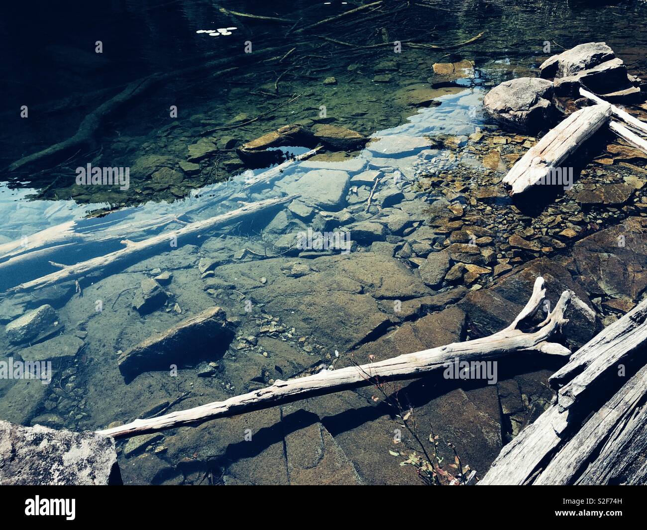 Chiara acqua fresca di Unwin lago nella desolazione del suono provinciale Marine Park, BC, Canada Foto Stock