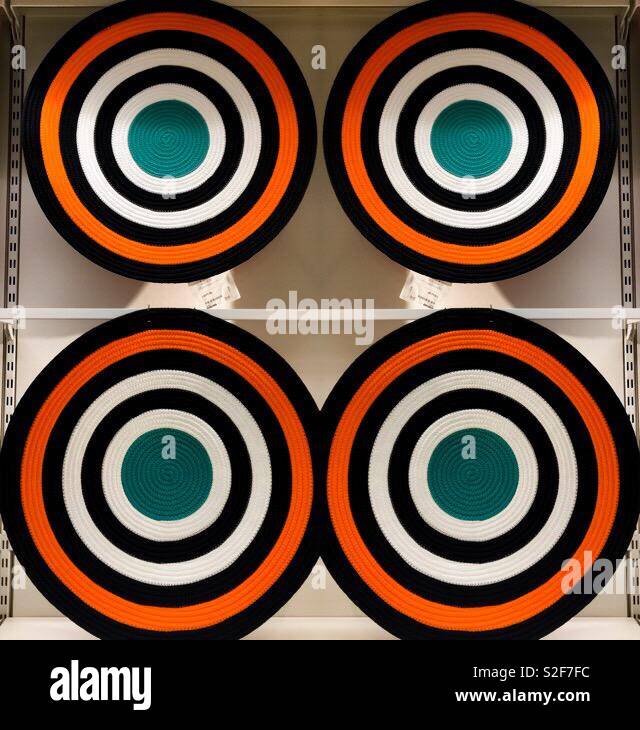 Tappeti circolari disposti in una piazza. Anelli e cerchi in molti colori. Concetti: Simmetria, geometria, ordine, quattro, quartetto, linee, curve. Metafora per il modernismo. - Immagine stock catturata con smartphone
