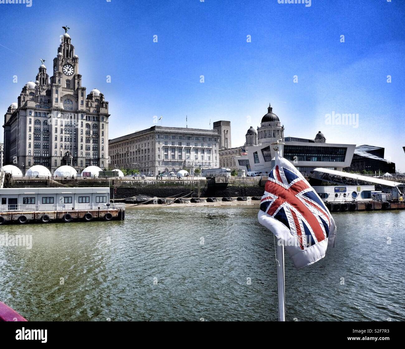 Il Liver Building Bandiera - Immagine stock catturata con smartphone