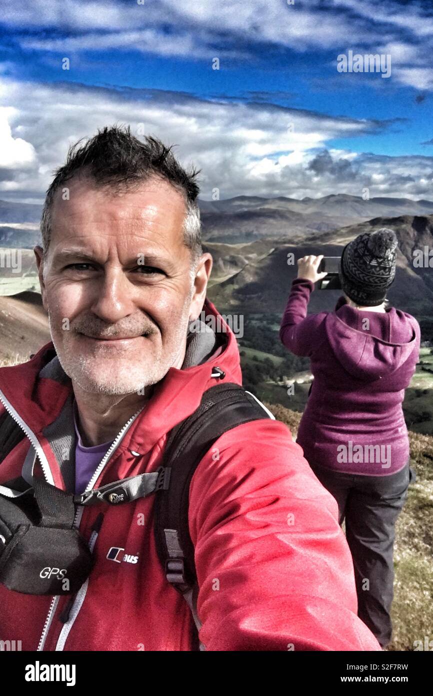 Selfie uomo in rosso - Immagine stock catturata con smartphone