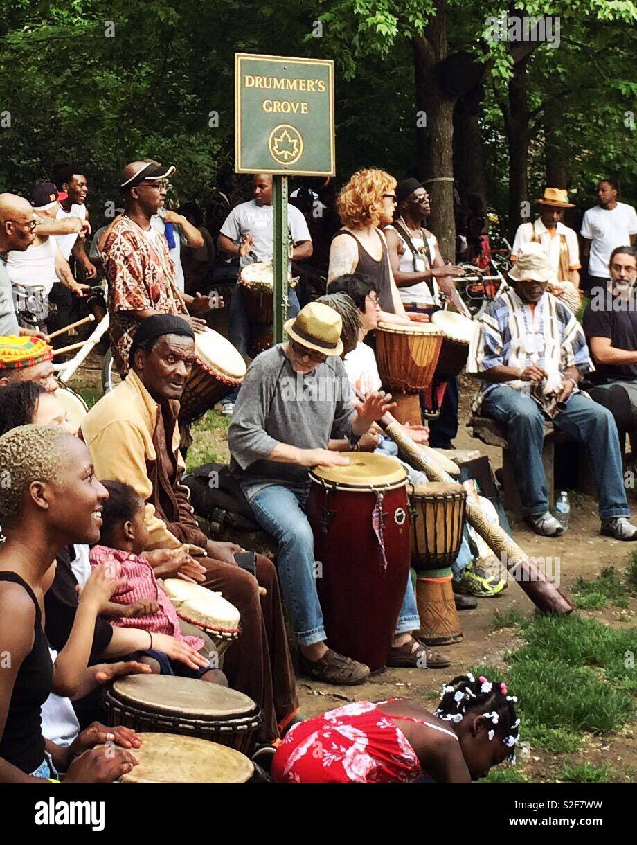 Drumming a batteristi Grove, Prospect Park di Brooklyn, New York. Foto Stock