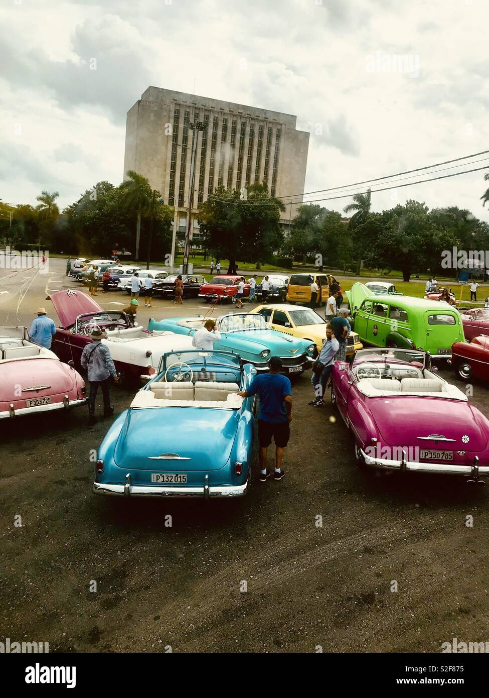 Incredibile vivacemente colorato classic cars in Havana Cuba Foto Stock