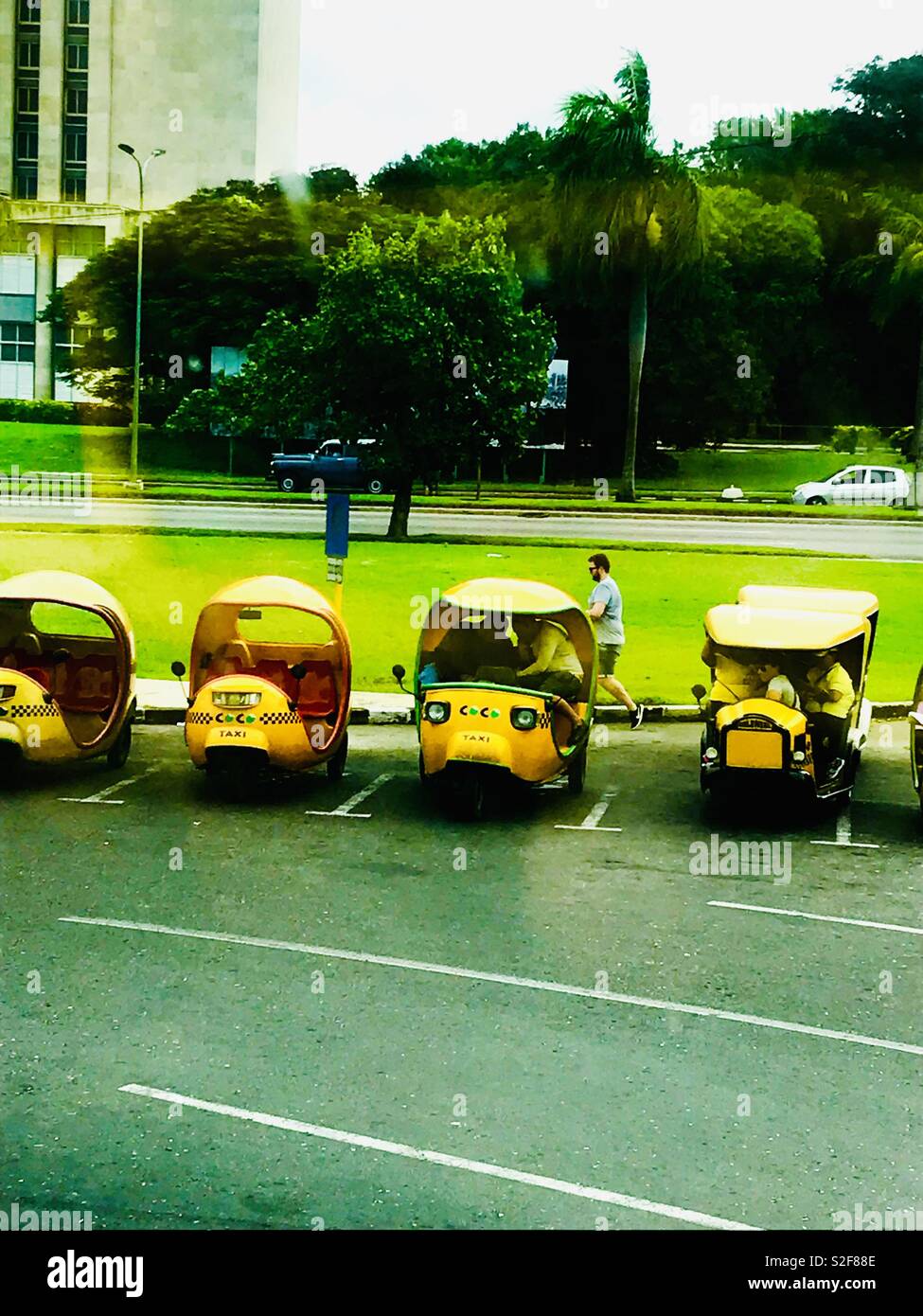 Miniatura luminoso giallo taxi, tuk tuks in Havana Cuba Foto Stock