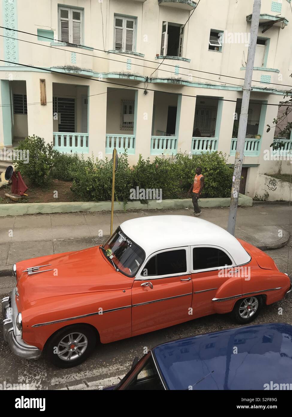 Eccezionale arancio e bianco classico auto in Havana Cuba Foto Stock