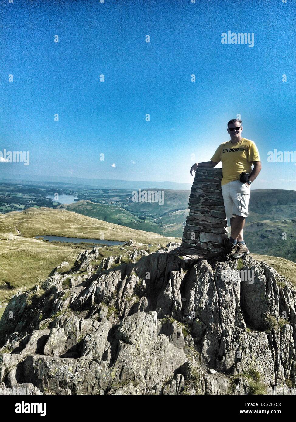 Uomo sulla cima di una collina - Immagine stock catturata con smartphone