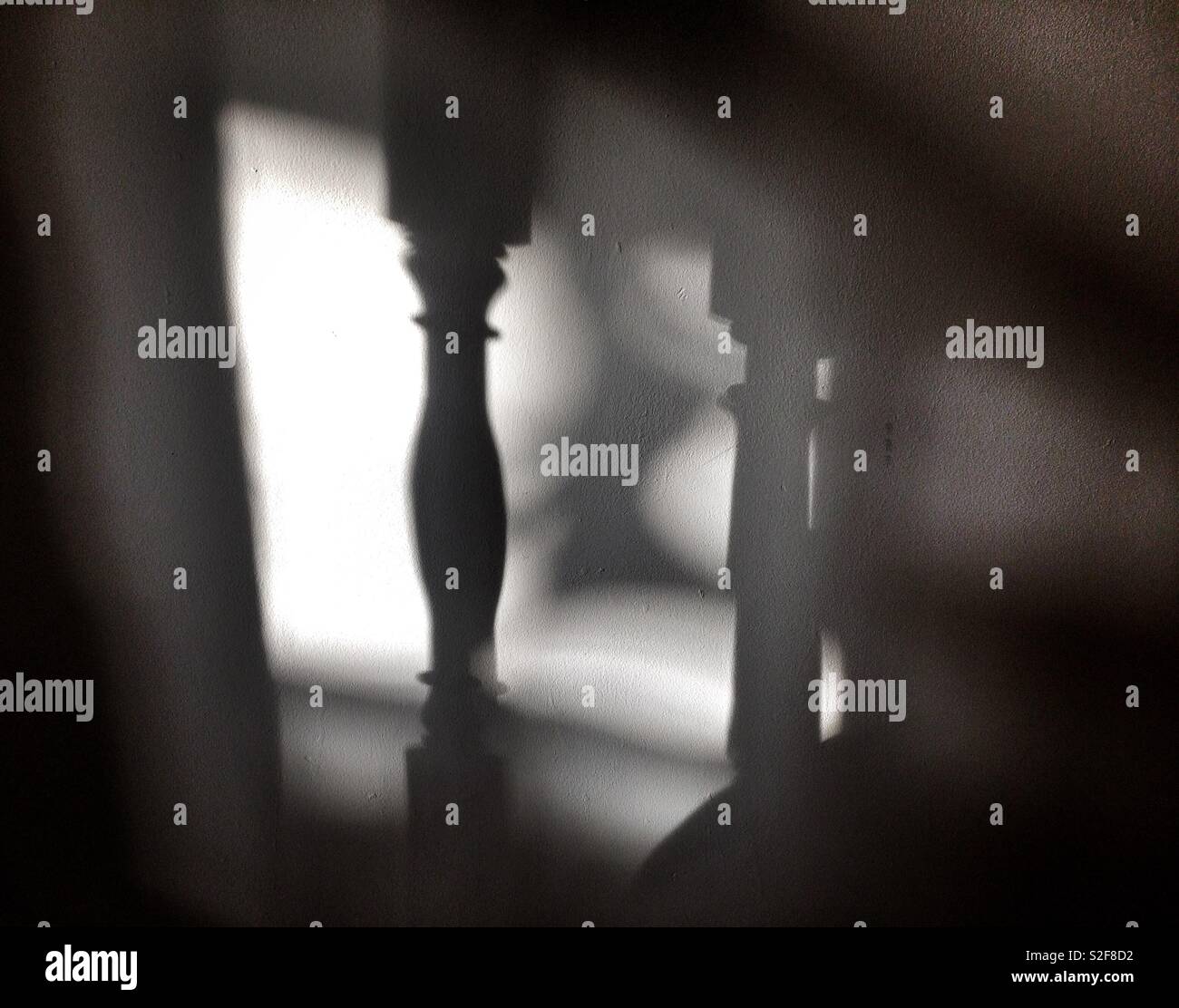 Ombra di bannister posti su una parete - Immagine stock catturata con smartphone