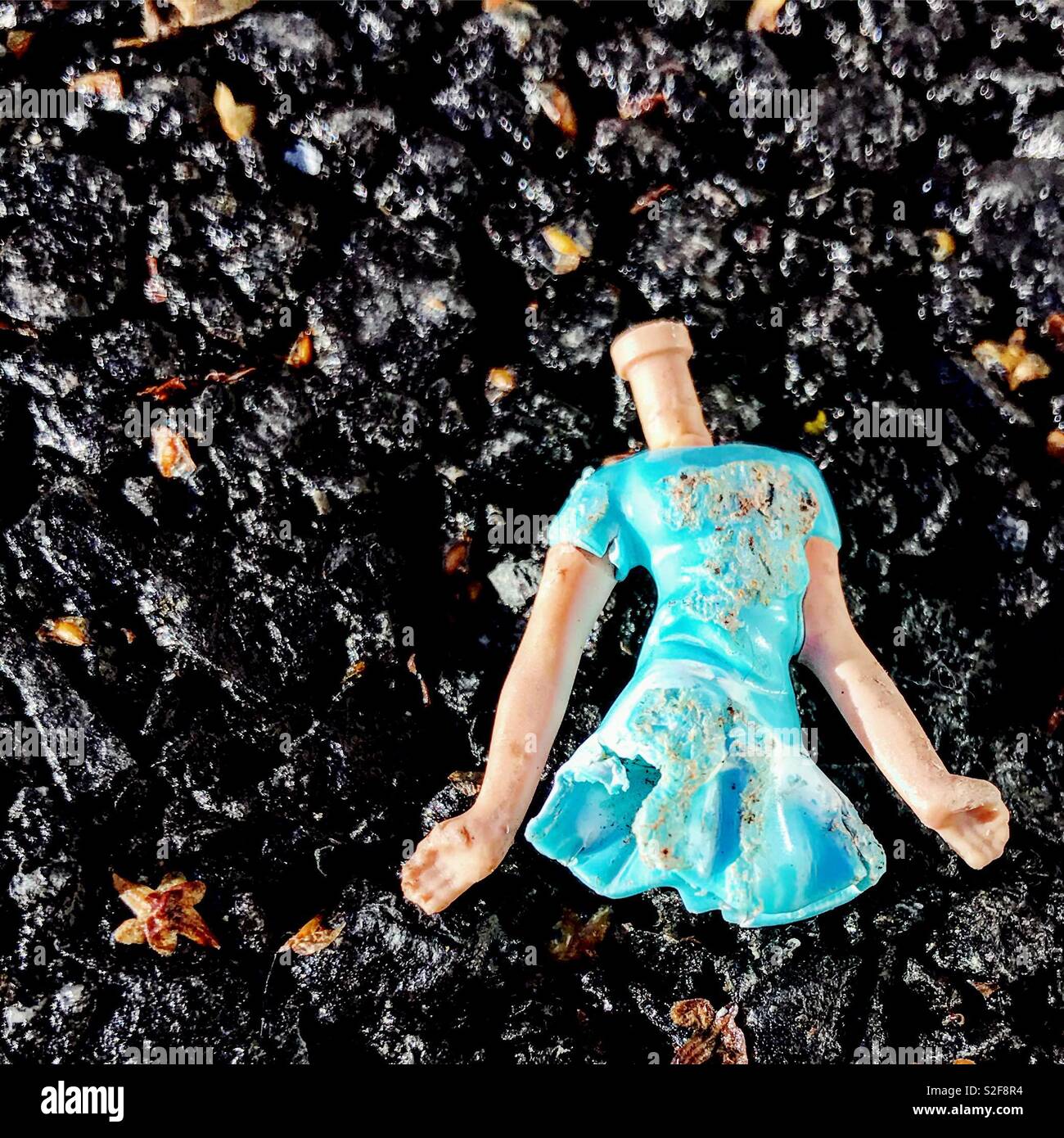 Headless figurine in plastica su asfalto Foto Stock