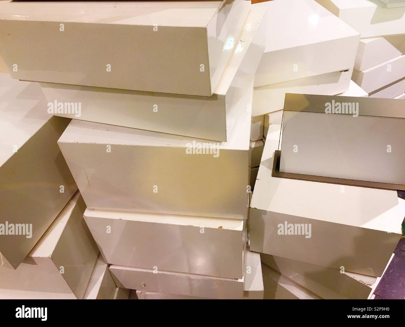 Pile di merchandising bianco visualizzare i blocchi in vendita presso un dipartimento della chiusura dello store per la vendita, la città di New York, Stati Uniti Foto Stock
