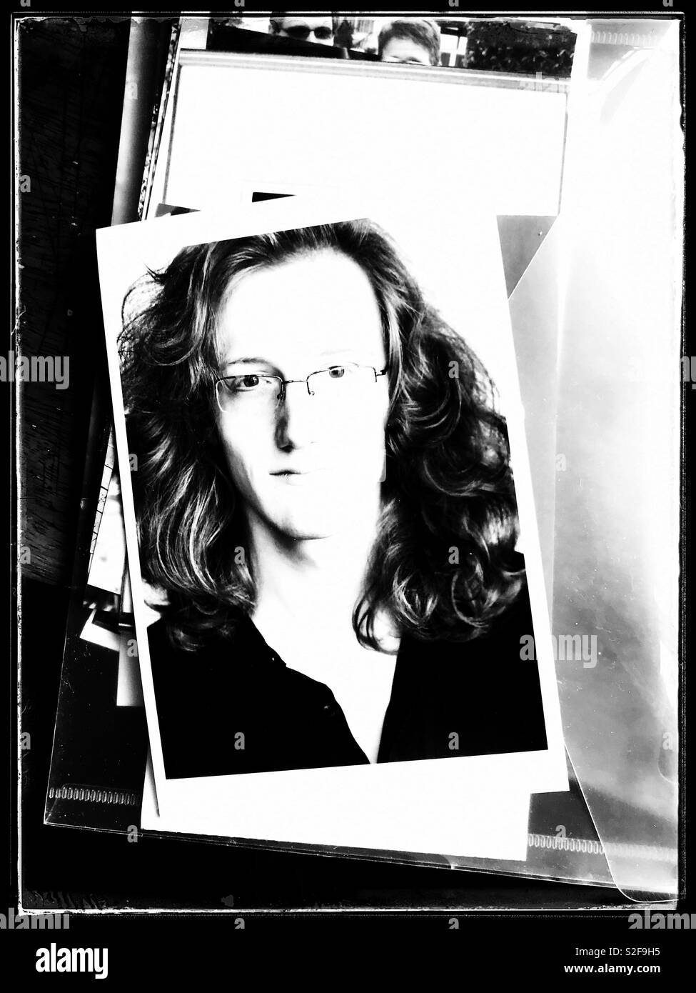 Foto in bianco e nero della pila di vecchie fotografie. Foto Stock