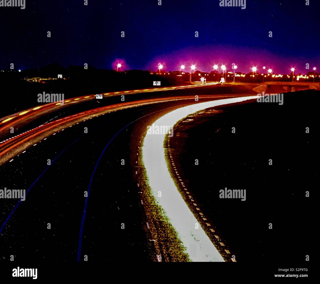 Auto sentieri di luce - Immagine stock catturata con smartphone