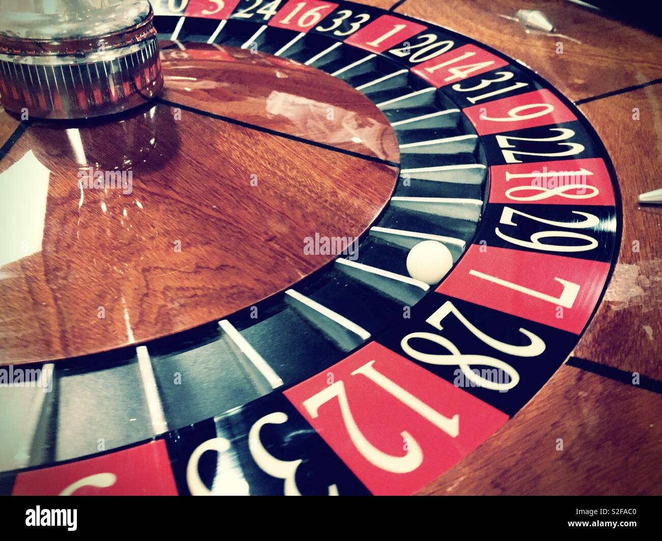 La sfera è sbarcato in rosso 7 su una ruota della roulette. - Immagine stock catturata con smartphone