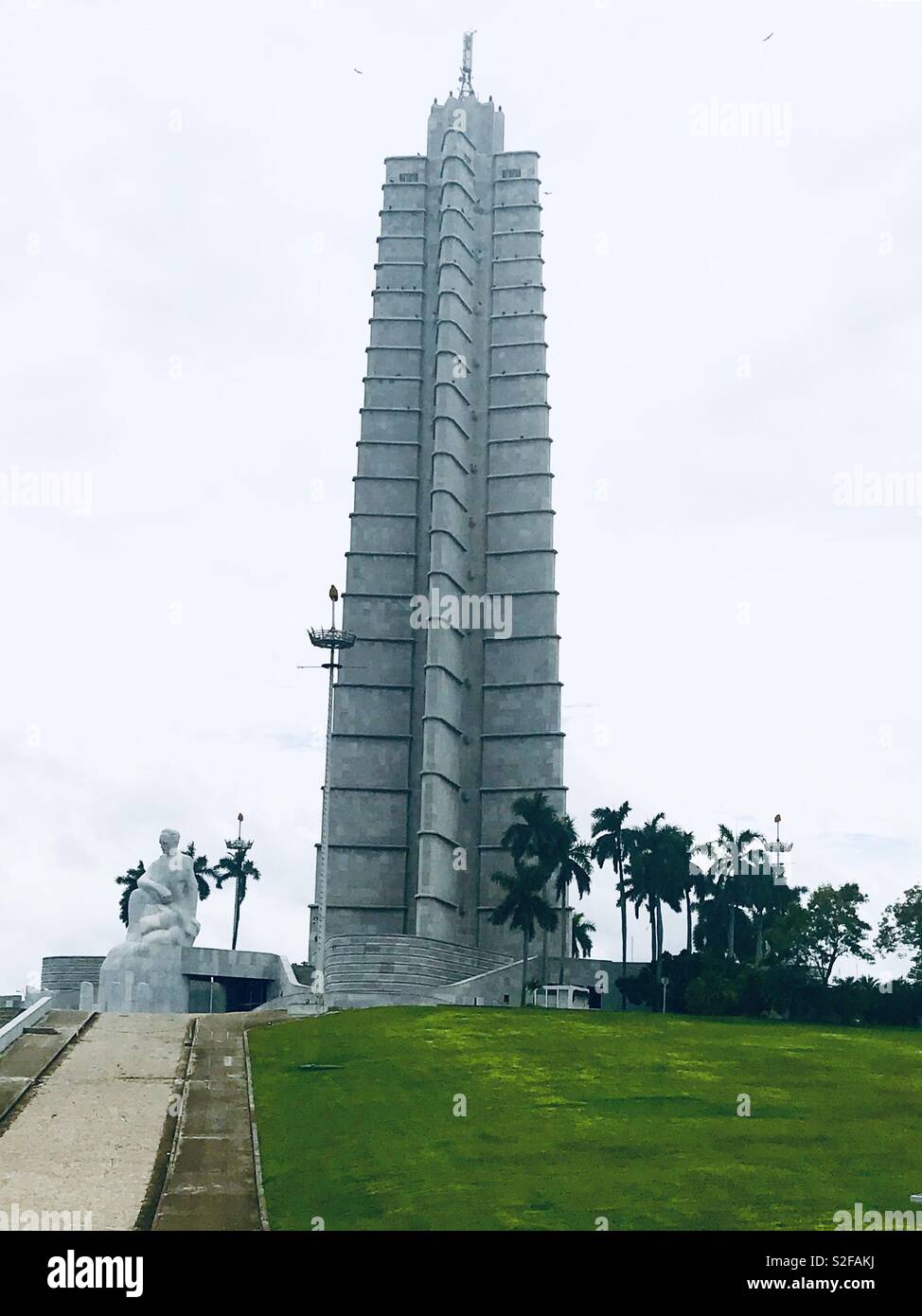 Il Jose Marti Memorial, un eroe nazionale di Cuba. L a forma di stella monumento con sei colomns è il più grande monumento a uno scrittore nel mondo. Plaza de Revolucion, Vedado, Havana. Foto Stock