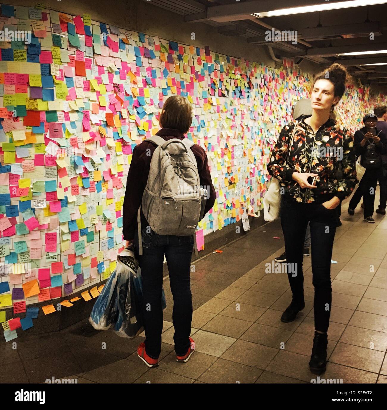Le persone scrivono i loro sentimenti dopo Trump è stato eletto il post-it nella metropolitana, NYC - Immagine stock catturata con smartphone