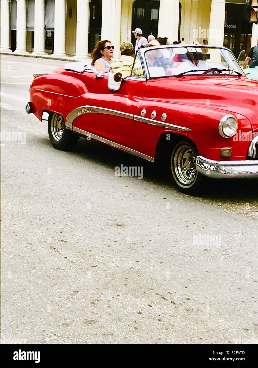 Rosso lucido auto classica nel cuore di l'Avana Cuba Foto Stock