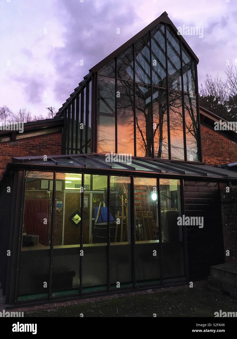 Reparto di arte alla Peter Symonds College di Winchester, Hampshire, Inghilterra, Regno Unito. - Immagine stock catturata con smartphone