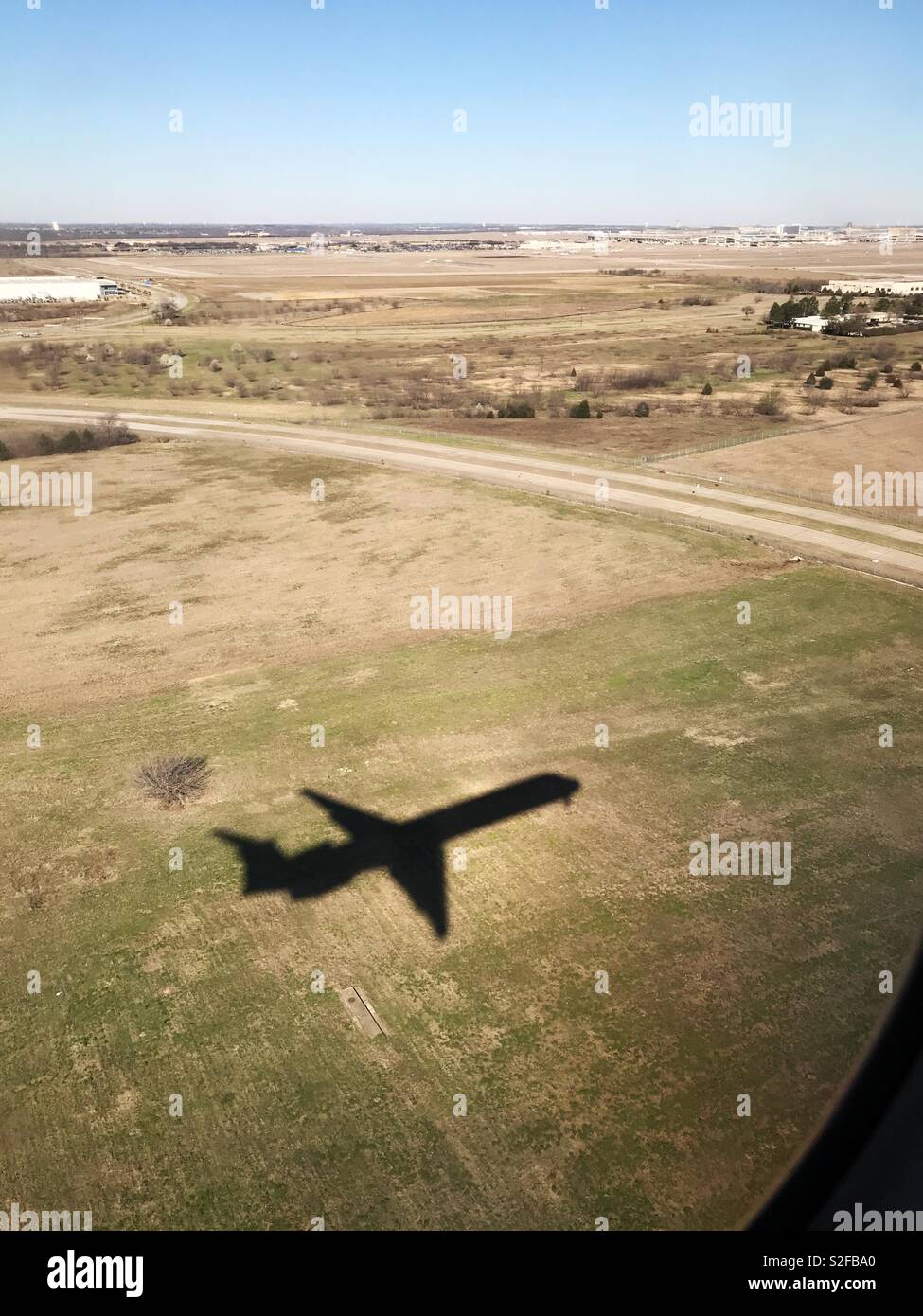 Un ombra di un aereo in atterraggio a Dallas/Fort Worth International Airport Foto Stock