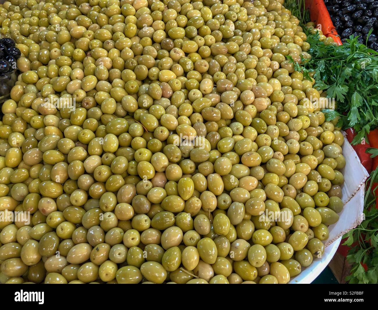 Olive verdi per la vendita in un souk in Marocco - Immagine stock catturata con smartphone