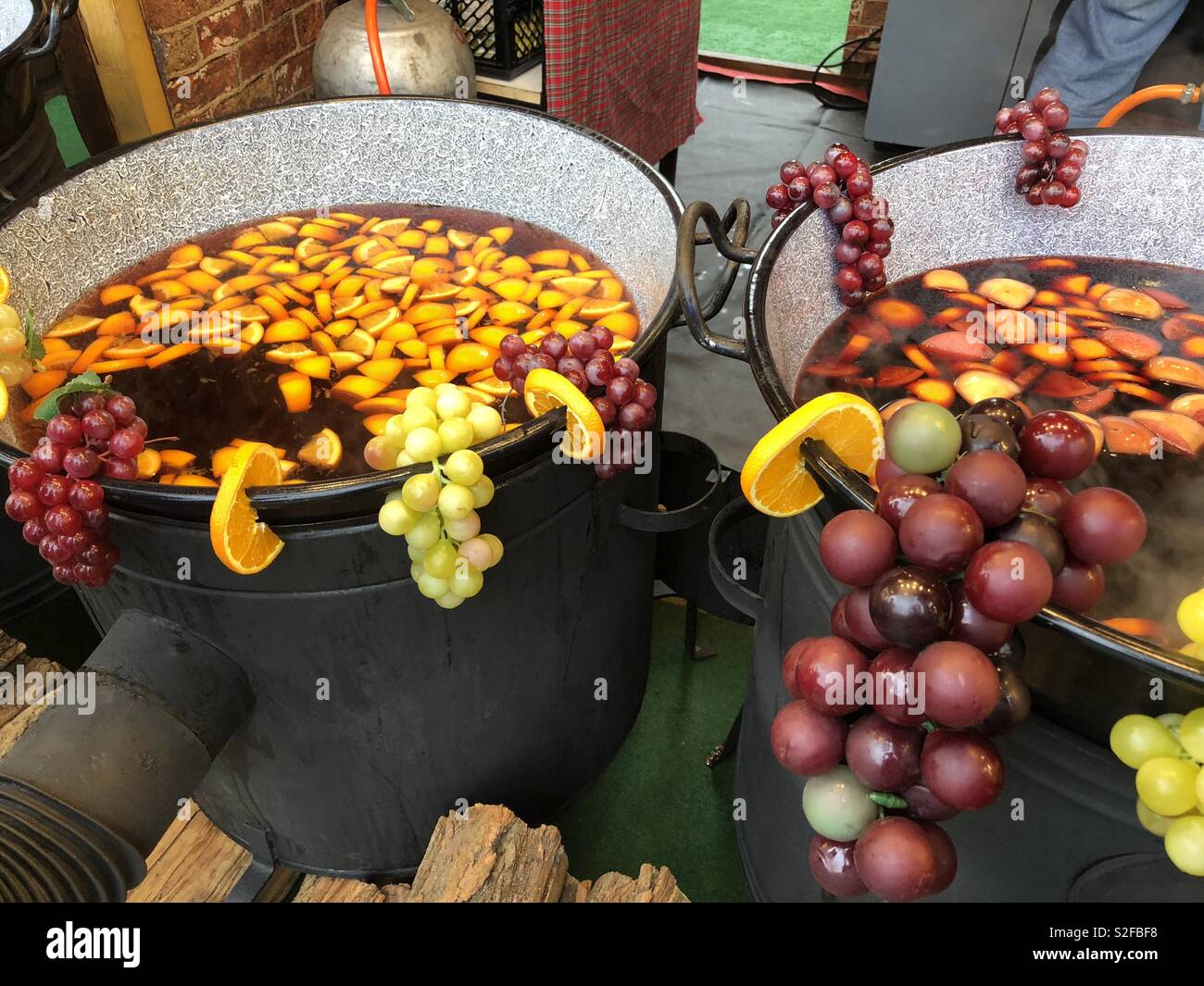 Vin brulé presso un mercatino di Natale di Budapest, Ungheria Foto Stock