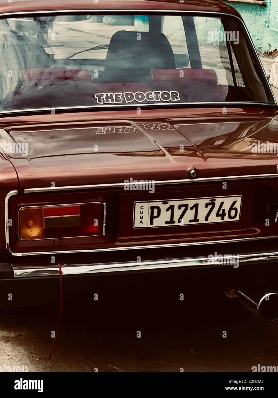 "Il medico' firmare in un vecchio classico auto, dottore su chiamata in Havana Cuba Foto Stock