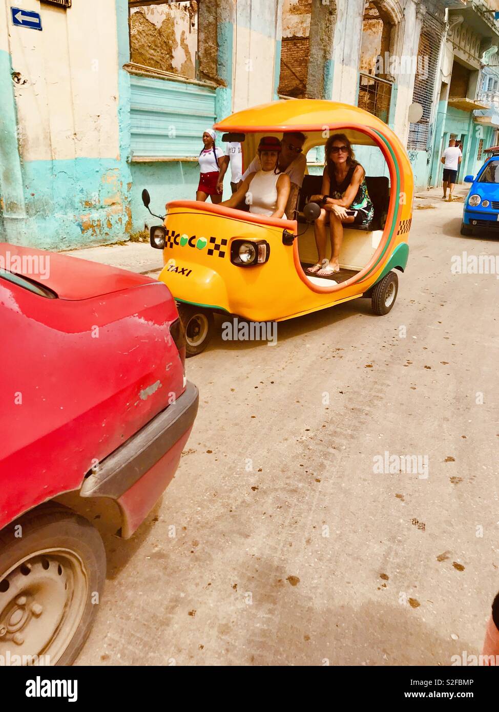 Un tuk tuk taxi stile facendo scendere i passeggeri nel cuore di l'Avana Cuba Foto Stock