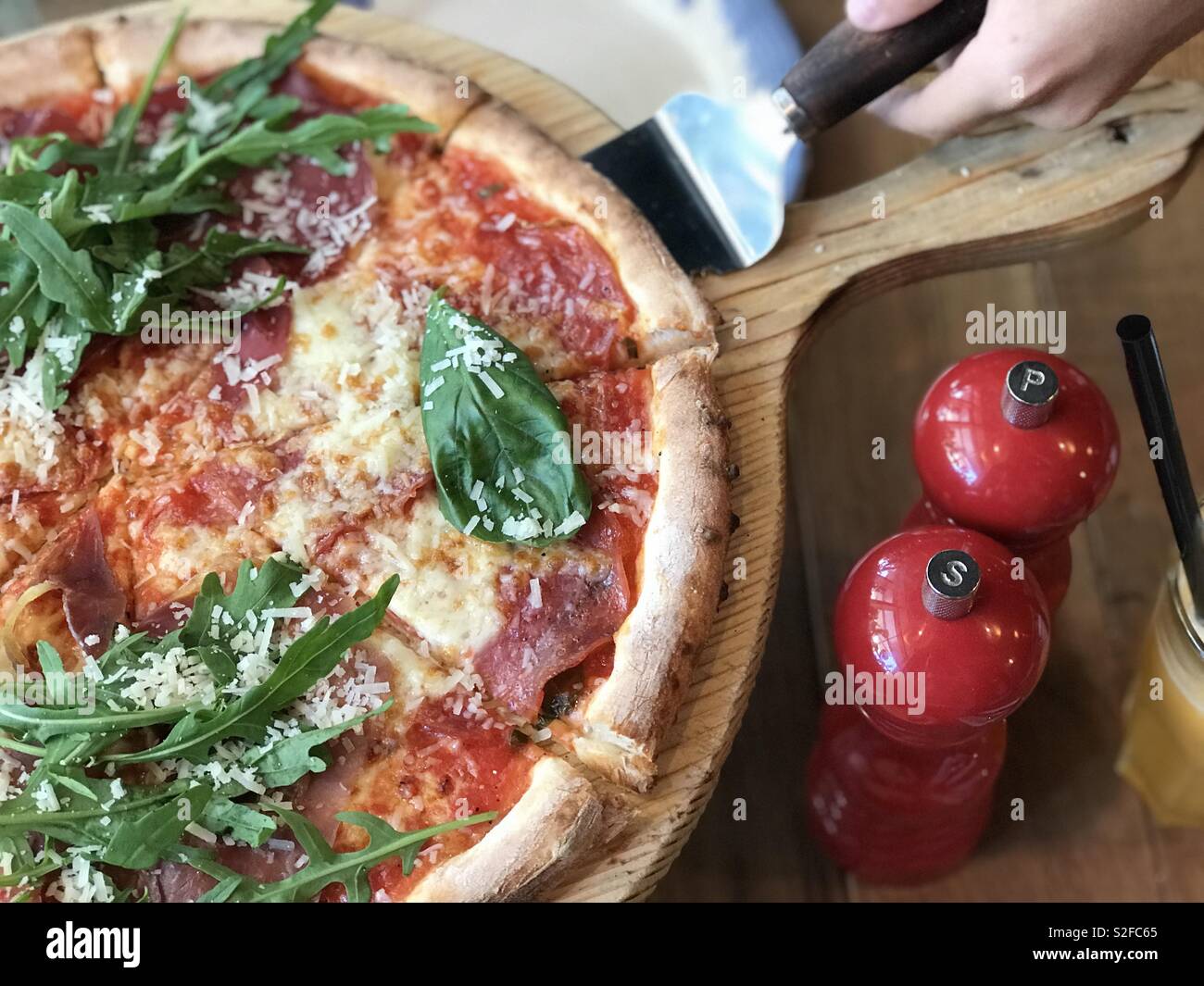 Pizza italiana e sale con pepe su un tavolo Foto Stock